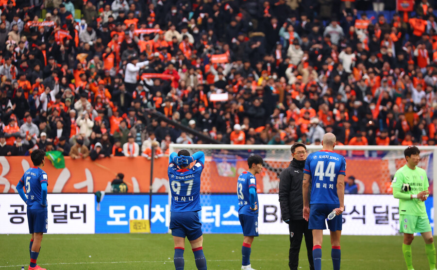 ▲ 같은 시간 수원 삼성은 강원FC에 0-0으로 비겨 구단 창단 최초로 2부리그 강등이라는 오욕을 썼다. 사과하는 오동석 수원 단장. ⓒ연합뉴스