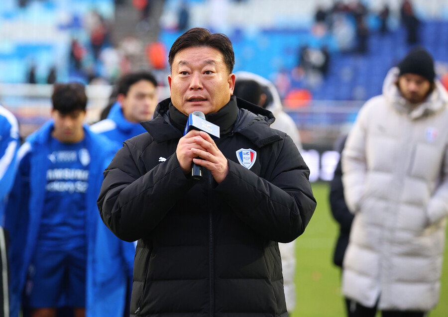 ▲ 같은 시간 수원 삼성은 강원FC에 0-0으로 비겨 구단 창단 최초로 2부리그 강등이라는 오욕을 썼다. 사과하는 오동석 수원 단장. ⓒ연합뉴스