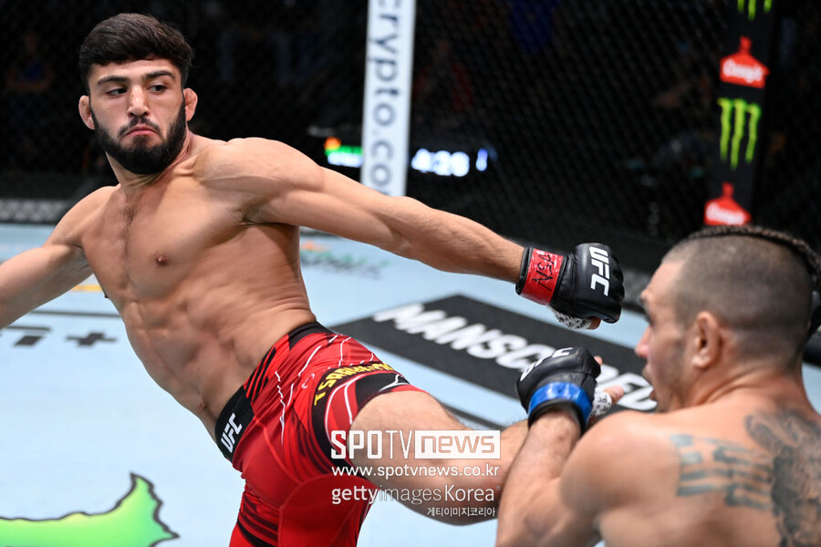 [UFC] '포개챈' 강력한 경쟁자 등장…사루키안, 다리우시에게 1R KO승