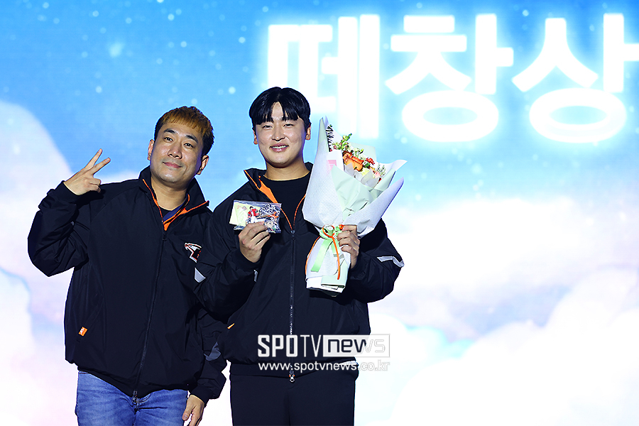 [포토S] 떼창상 수상한 이진영