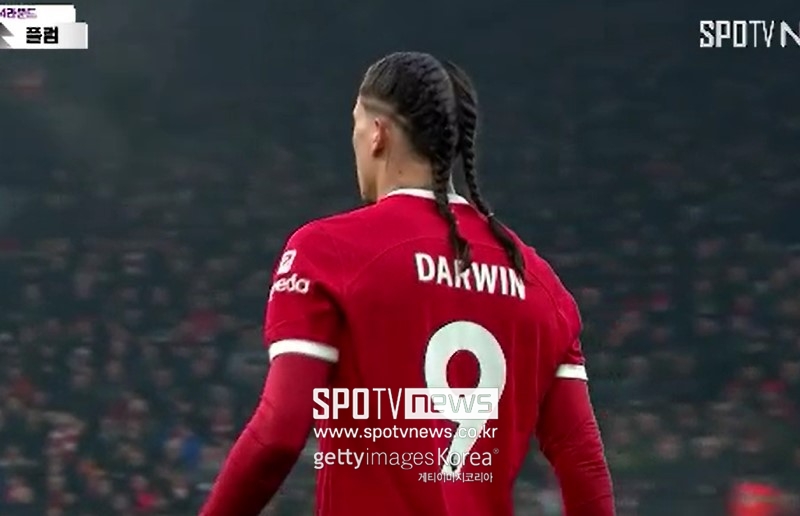 ▲ 파격적인 헤어스타일을 선보인 누녜스  ⓒSPOTV 중계화면 캡처