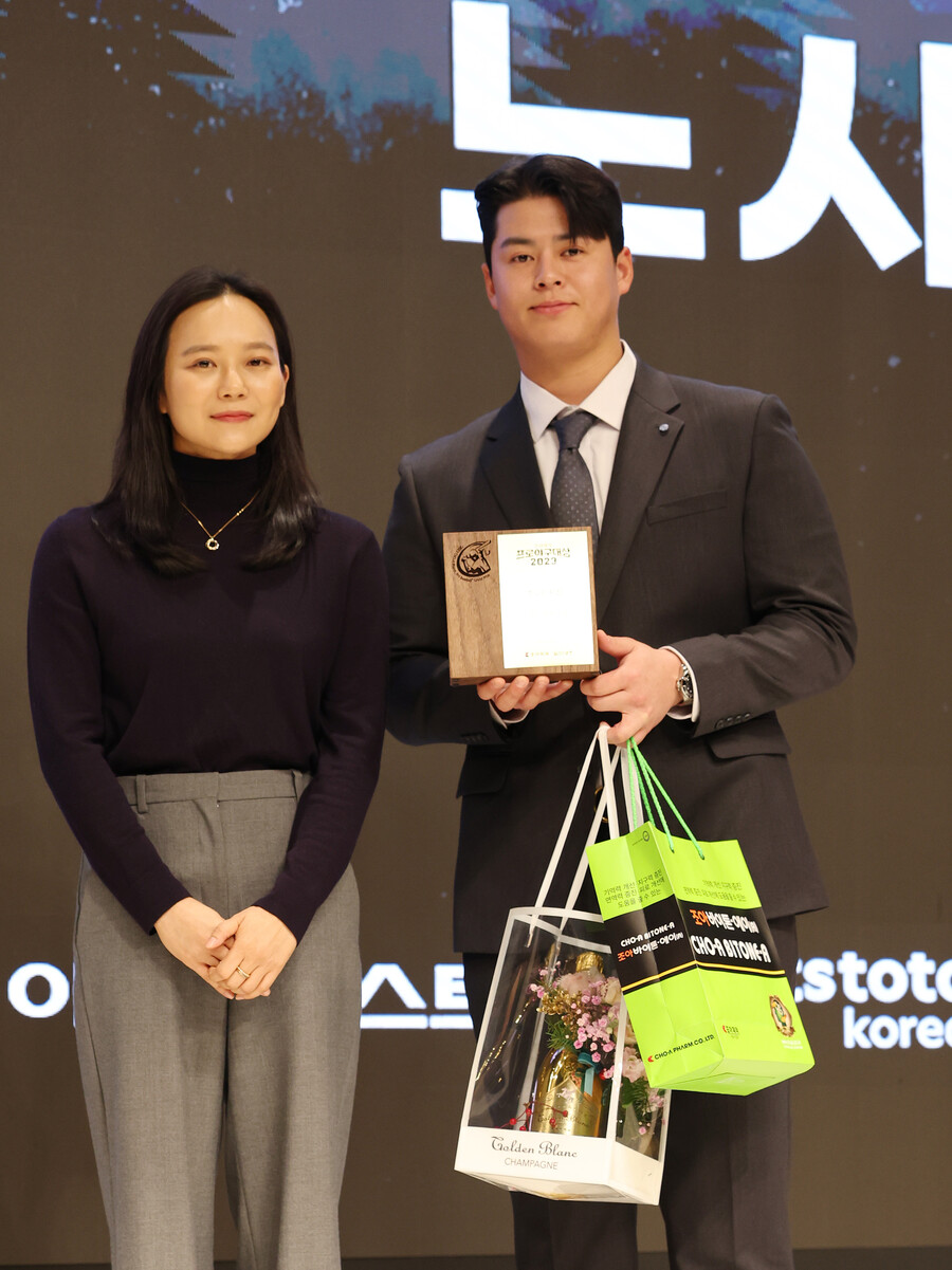 ▲노시환(오른쪽)이 최고 타자상을 받았다. ⓒ일간스포츠 제공