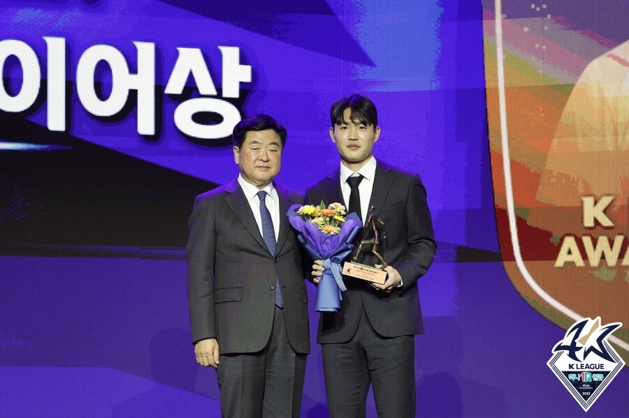 ▲ 2023 K리그 영플레이어상을 수상한 광주 미드필더 정호연은 이정효 감독 덕분이라고 공을 돌렸다. ⓒ한국프로축구연맹