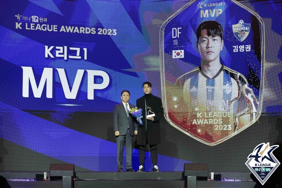 ▲ 김영권이 울산현대의 2연패 공로를 인정받아 K리그 MVP에 선정됐다  ⓒ한국프로축구연맹