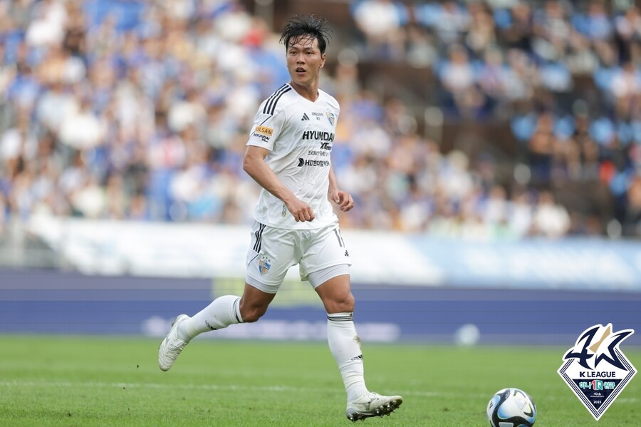 ▲ 김영권이 울산현대의 2연패 공로를 인정받아 K리그 MVP에 선정됐다  ⓒ한국프로축구연맹
