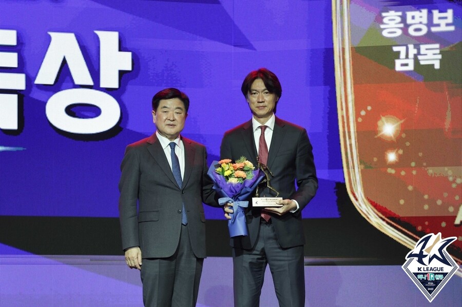 ▲ K리그 MVP에 선정된 김영권이 홍명보 감독에게 감사를 표했다  ⓒ한국프로축구연맹