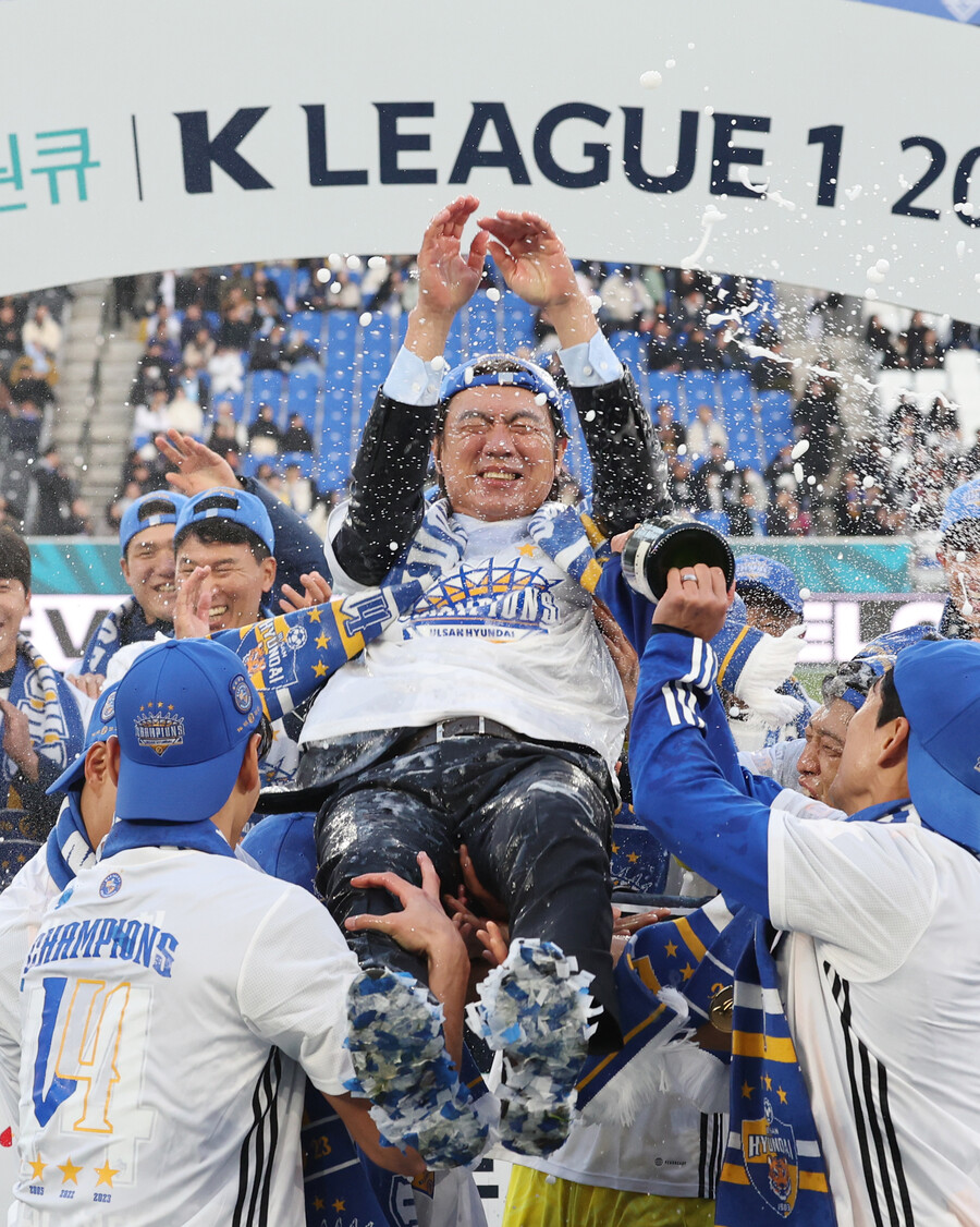 ▲ 울산 현대 홍명보 감독이 3일 울산문수경기장에서 열린 우승 대관식에서 선수들에게 헹가래를 받고 있다 ⓒ연합뉴스