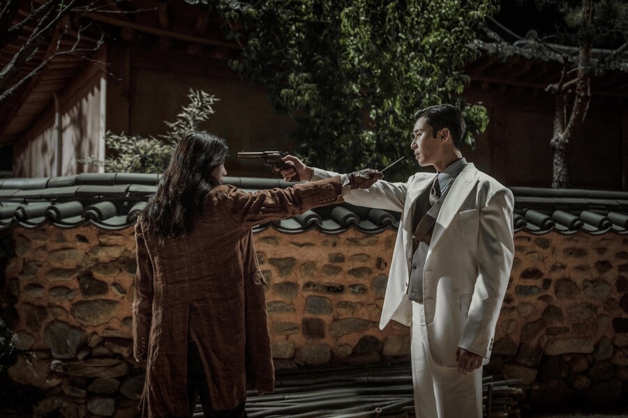 총칼 겨눈 한소희X박서준…'경성크리처'가 그린 1945년의 어둠