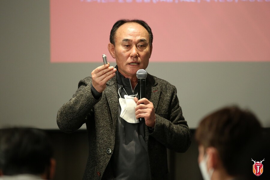 "나부터 피나는 노력을 하겠다" 김학범 감독, 제주 사령탑 부임…6년 만에 K리그 복귀
