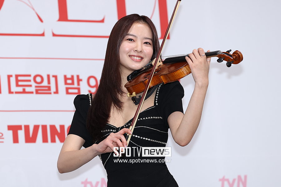 [포토S] 황보름별, ''바이올린을 켜며'