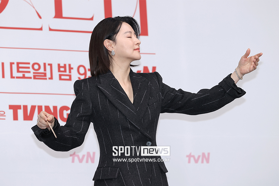 [포토S] 이영애, 우아한 지휘