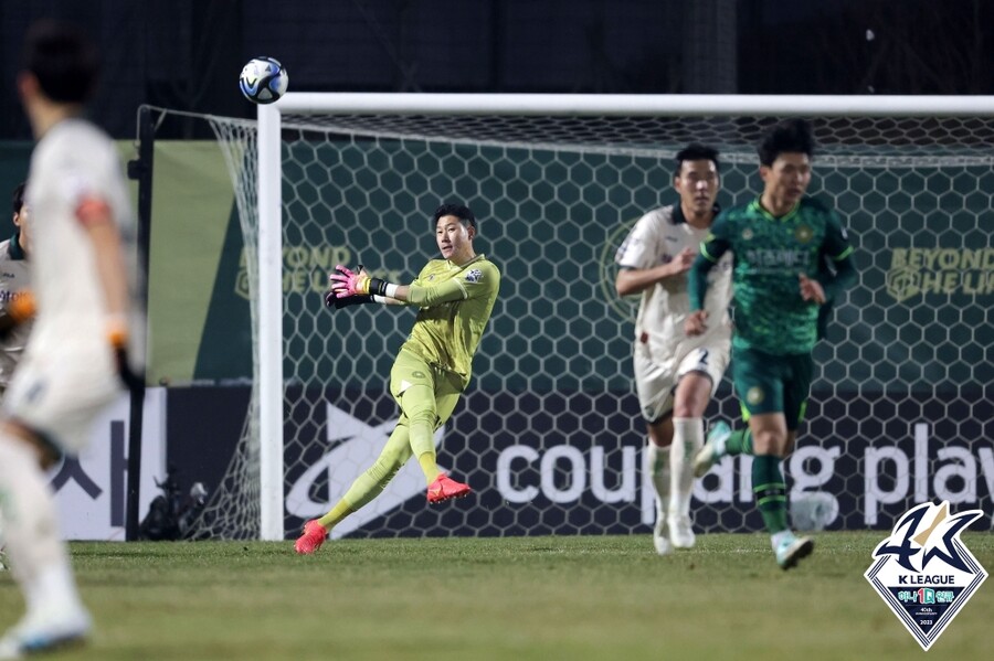 ▲ 김포FC-강원FC의 승강 플레이오프 1차전. ⓒ한국프로축구연맹