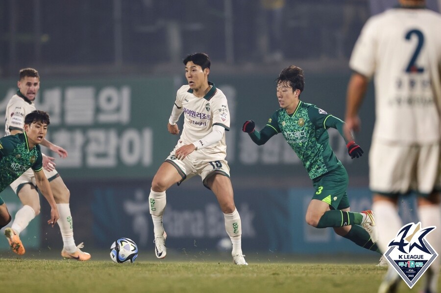 ▲ 김포FC-강원FC 승강 플레이오프 1차전. ⓒ한국프로축구연맹