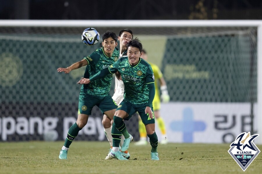▲ 김포FC-강원FC의 승강 플레이오프 1차전은 0-0으로 끝났다. 2차전은 오는 9일 강릉종합운동장에서 열린다. ⓒ한국프로축구연맹