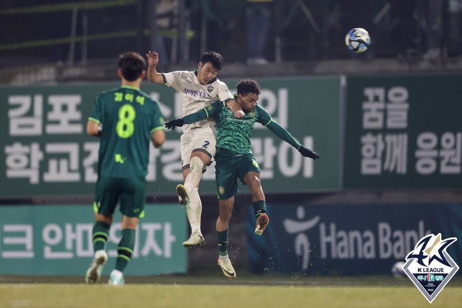 ▲ 김포FC-강원FC의 승강 플레이오프 1차전은 0-0으로 끝났다. 2차전은 오는 9일 강릉종합운동장에서 열린다. ⓒ한국프로축구연맹