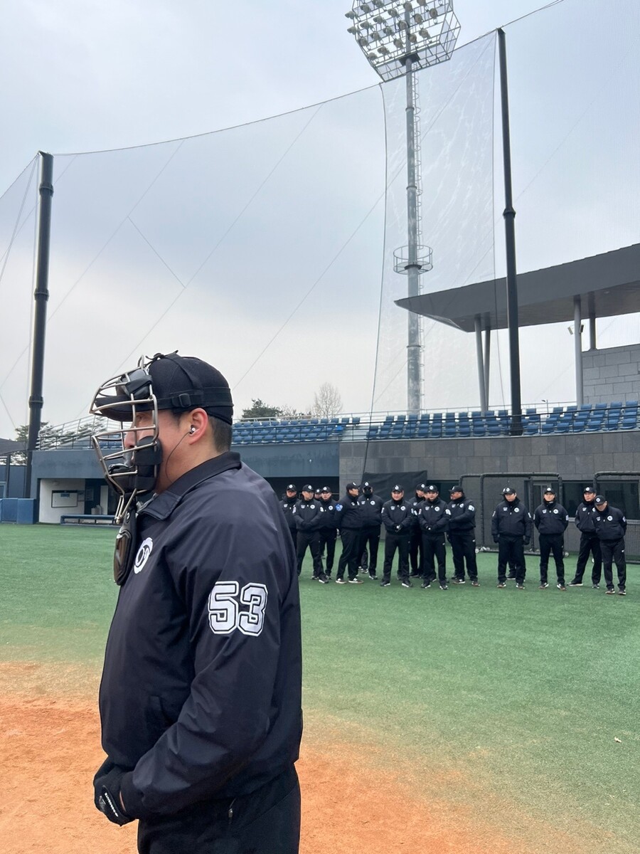 ▲ 주심이 기계 판정을 전달받는 이어폰 ⓒ KBO