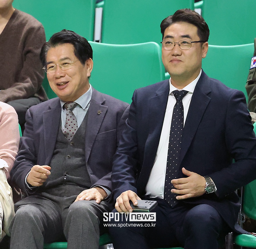 ▲ 경북문화관광공사 김성조 사장(왼쪽)과 인류무형문화유산씨름진흥원 김영수 사무국장이 경북씨름대축전에서 열린 씨름 경기를 지켜보고 있다. ⓒ 구미, 곽혜미 기자