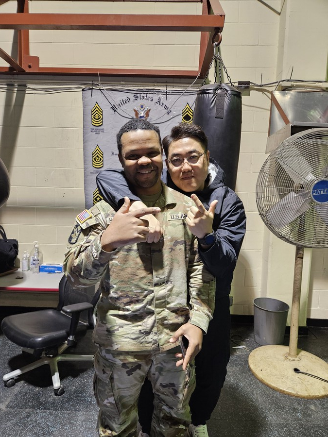 ▲ 주한미군과 관중이 경북씨름대축전 주연이라면 김영수 사무국장은 숨은 조연이었다. '연출자의 눈'을 지닌 주조연이었다. 