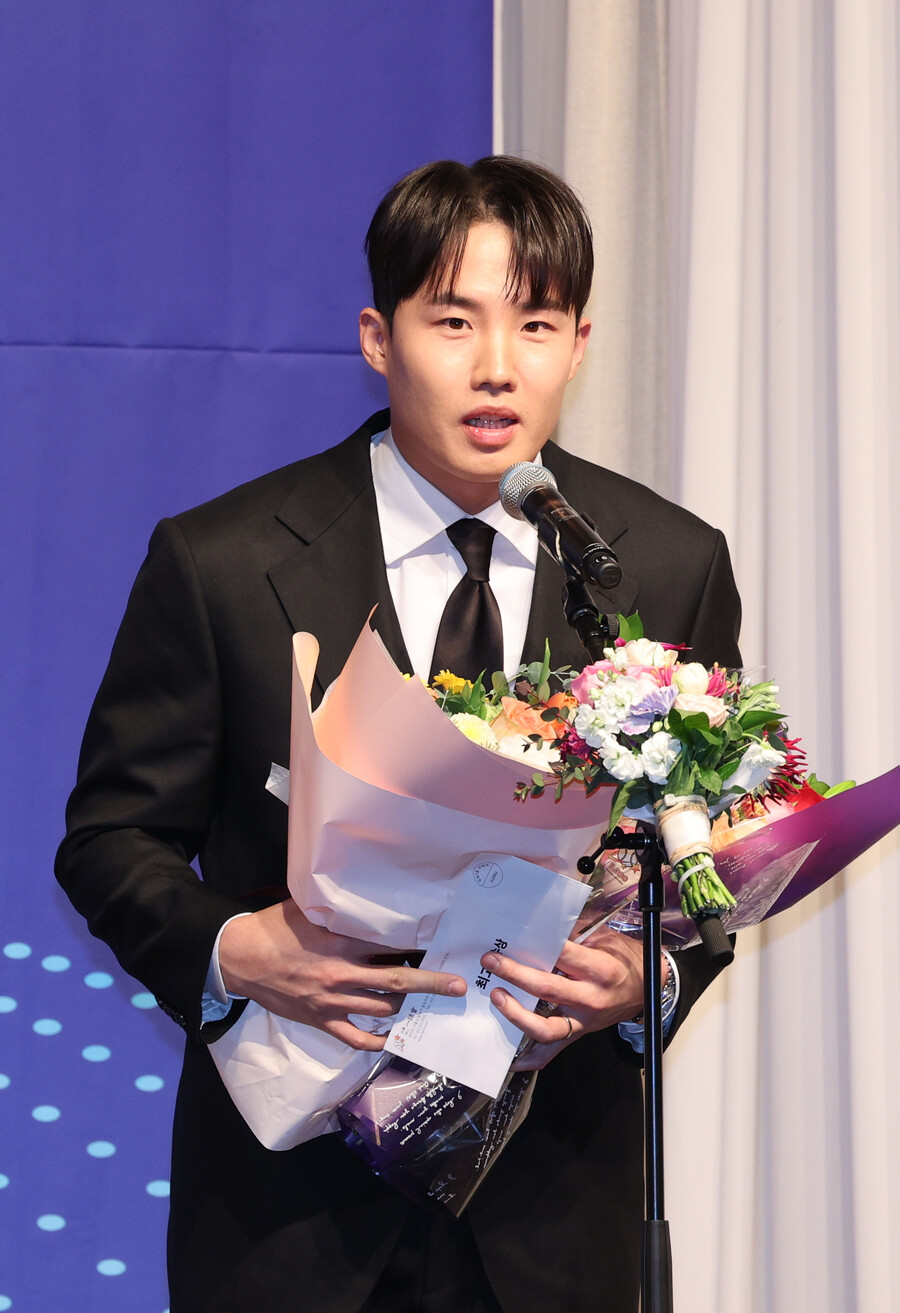 FA 재수→14승→최고투수상 대반전 드라마 썼다…'최강야구' 일구대상 수상
