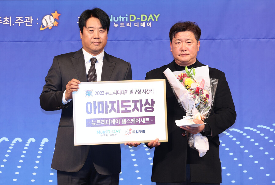 ▲ 아마지도상을 수상한 박건수 성남 대원중 감독(오른쪽) ⓒ연합뉴스