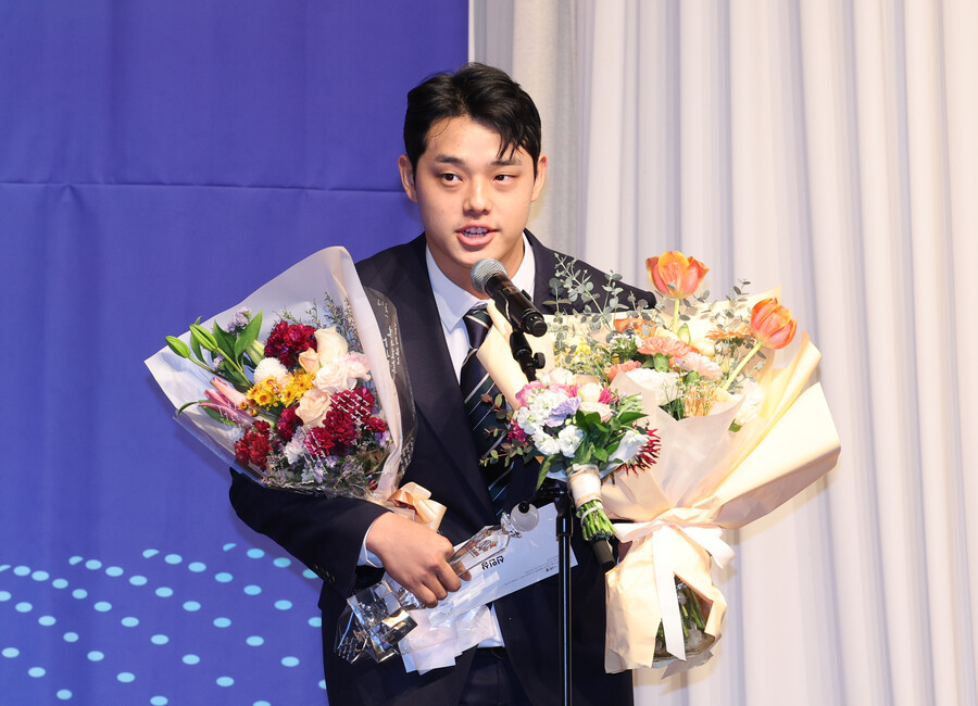 ▲ 신인상을 수상한 한화 문동주 ⓒ연합뉴스