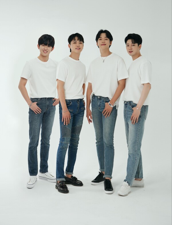 ▲ 내년 1월 국내 데뷔하는 트로트 아이돌 에닉스가 베일을 벗었다. 훤칠한 키와 준수한 외모가 시선을 끈다. 제공|루체엔터테인먼트