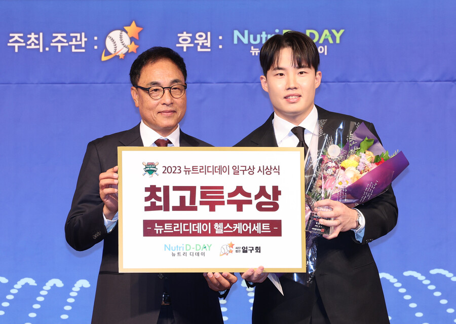 ▲ 임찬규(오른쪽)가 최고투수상을 수상했다. ⓒ연합뉴스