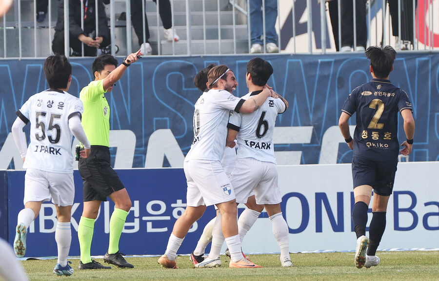 [현장 REVIEW]연장 대혈투 수원FC, 부산 5-2로 꺾고 잔류 성공…'축구 수도 수원' 자존심 지켰다
