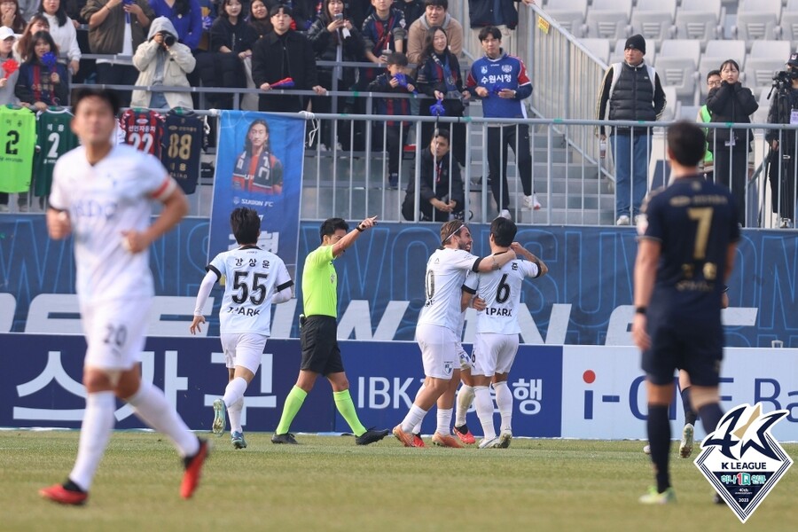▲ 수원FC-부산 아이파크의 승강 플레이오프 2차전. ⓒ한국프로축구연맹