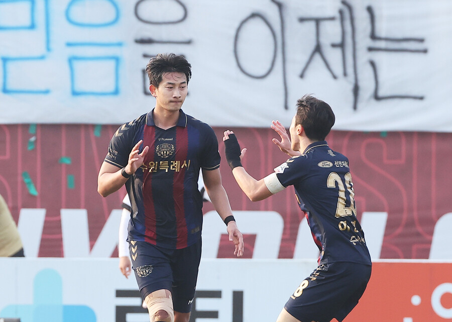 ▲ 수원FC는 김현, 이영재가 후반에 골을 몰아치며 부산 아이파크를 흔들었다. ⓒ연합뉴스
