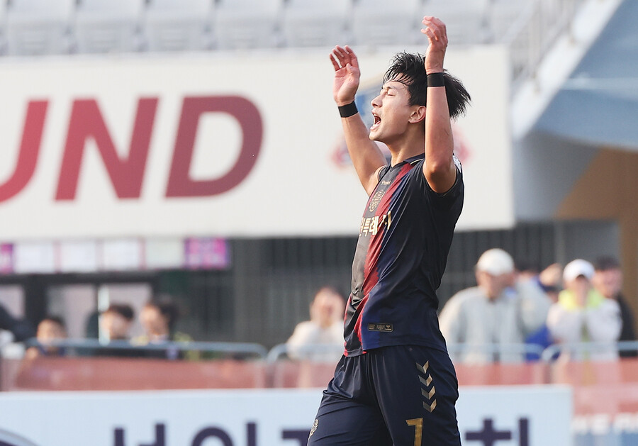 ▲ 수원FC는 김현, 이영재가 후반에 골을 몰아치며 부산 아이파크를 흔들었다. ⓒ연합뉴스