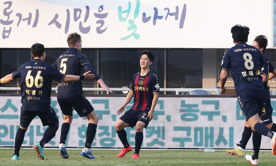 ▲ 수원FC가 부산 아이파크를 승강 플레이오프 2차전에서 5-2로 누르고 잔류에 성공했다. ⓒ연합뉴스