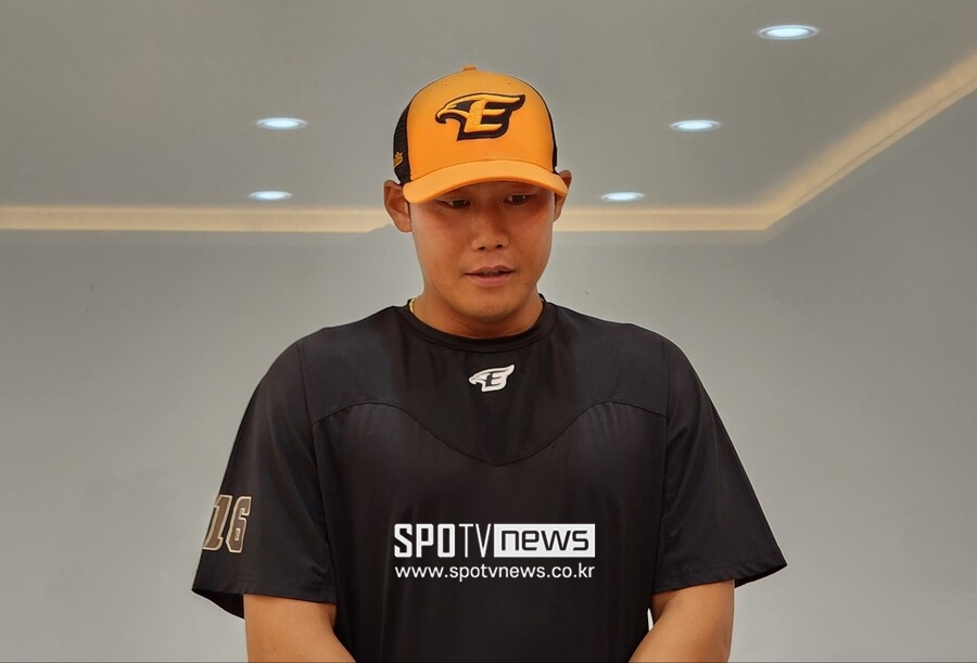 ▲ 하주석은 11일 1군 엔트리에 합류한 뒤 취재진 앞에서 사과에 나섰다.ⓒ잠실, 박정현 기자