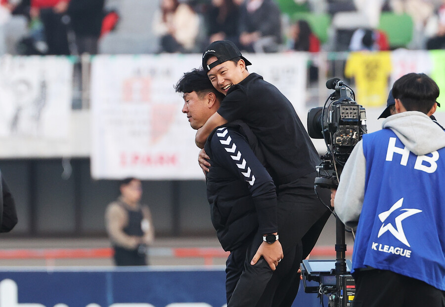 ▲ 수원FC가 부산 아이파크를 꺾고 K리그1에 잔류했다. 이영재는 1골을 넣었다. 1차전 퇴장 이승우는 경기 후 김도균 감독과 기쁨을 나눴다.  ⓒ연합뉴스