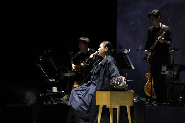 ▲ 이소라가 데뷔 30주년 콘서트 '소라에게'를 통해 관객들에게 깊은 감동을 선사했다. 제공|에르타알레 엔터테인먼트