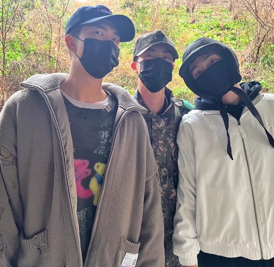 방탄소년단 진, '입대' RM·뷔 배웅 "조심히 다녀와 내 새끼들" 