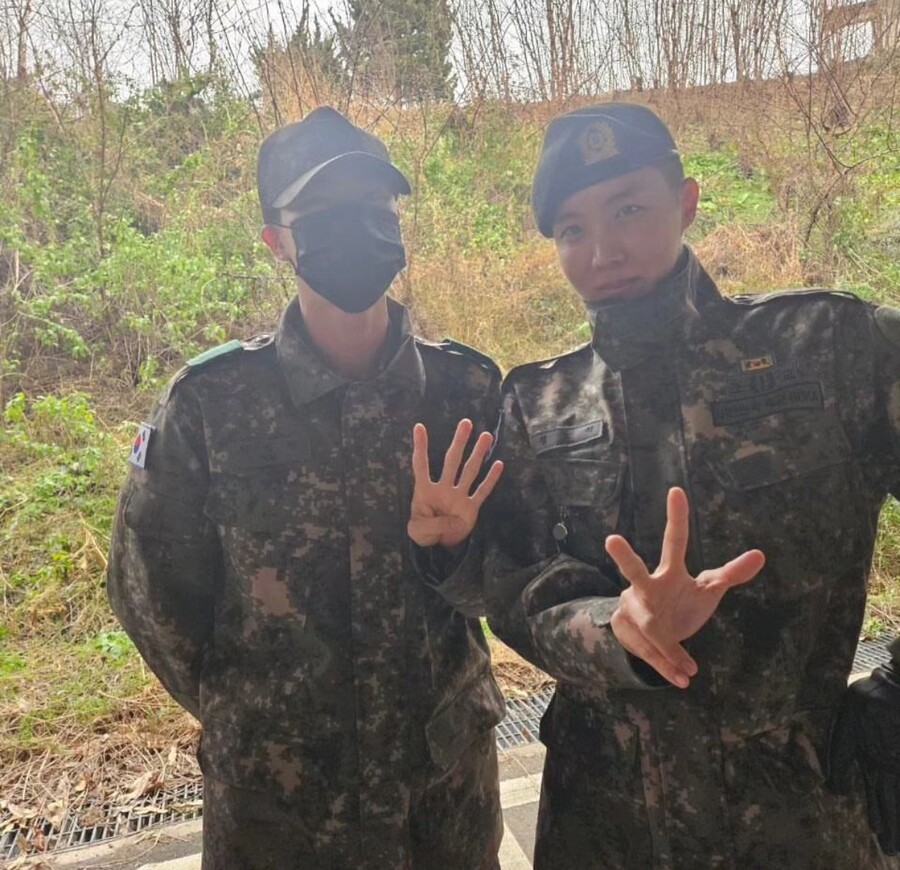 ▲ 진(왼쪽), 제이홉. 출처| 진 SNS