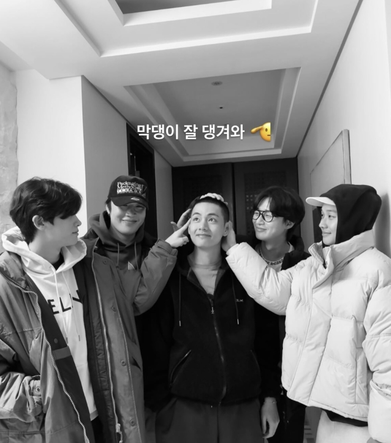 박서준→박형식 '우가팸', '까까머리' 뷔 입대 응원 "막댕이 잘 댕겨와"