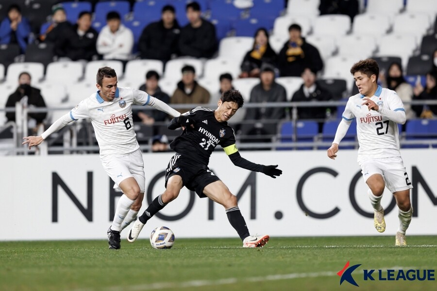▲ 울산 현대는 12일 오후 7시 울산문수경기장에서 열린 '2023-24시즌 아시아축구연맹(AFC) 챔피언스리그(ACL)' I조 조별리그 최종전에서 가와사키 프론탈레를 만났다 ⓒ한국프로축구연맹