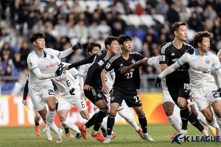 ▲ 울산 현대는 12일 오후 7시 울산문수경기장에서 열린 '2023-24시즌 아시아축구연맹(AFC) 챔피언스리그(ACL)' I조 조별리그 최종전에서 가와사키 프론탈레를 만났다 ⓒ한국프로축구연맹