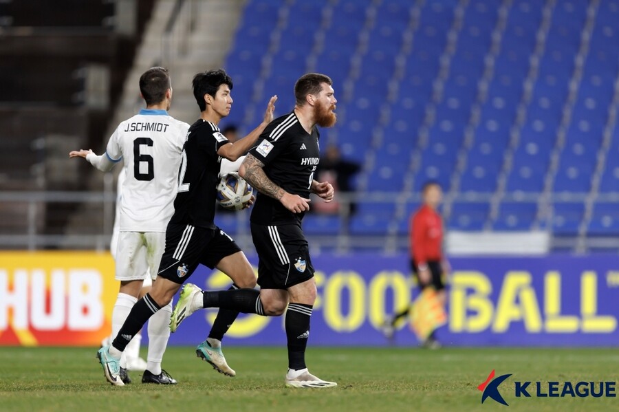 ▲ 울산 현대는 12일 오후 7시 울산문수경기장에서 열린 '2023-24시즌 아시아축구연맹(AFC) 챔피언스리그(ACL)' I조 조별리그 최종전에서 가와사키 프론탈레를 만났다 ⓒ한국프로축구연맹