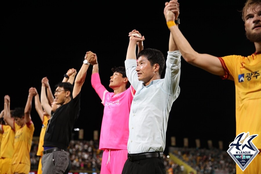 ▲ 광주FC가 이정효 감독과 2027년까지 장기 재계약을 체결했다 ⓒ한국프로축구연맹