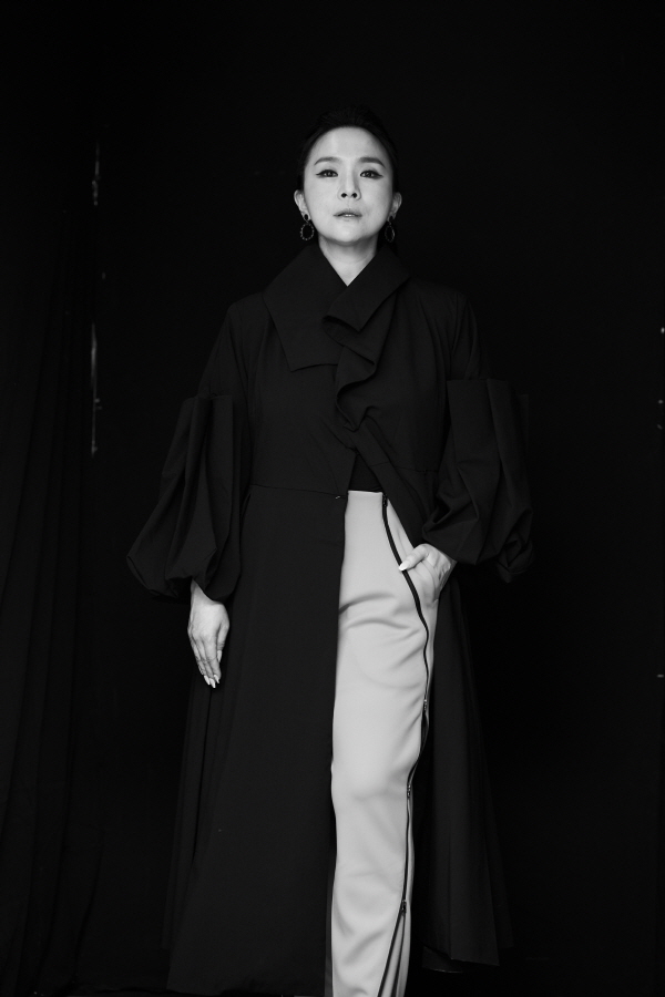 ▲ 버즈 '겁쟁이'를 리메이크하는 빅마마 이지영. 제공|㈜지영아이이엔티