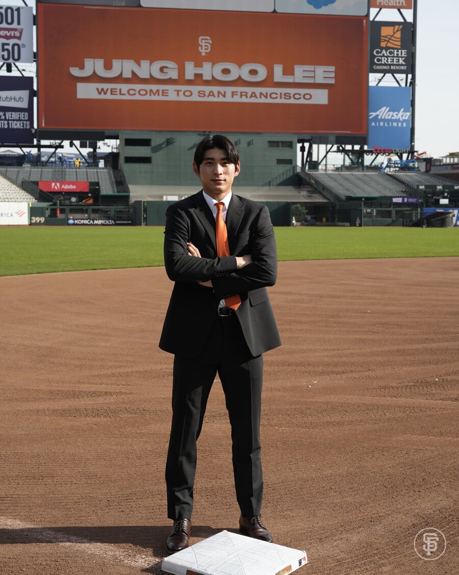▲ 이정후가 오라클파크 그라운드에서 포즈를 취하고 있다. ⓒ샌프란시스코 자이언츠 공식 SNS