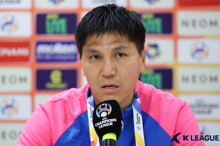 ▲ 키치 정식 감독으로 아시아 축구연맹 챔피언스리그(ACL) 전북 현대전에서 데뷔전을 가졌던 김동진 감독, 이후 싱가포르 라이온시티에 승리를 거뒀다. ⓒ한국프로축구연맹