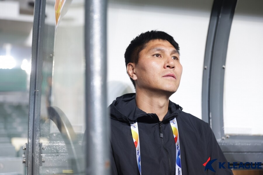▲ 키치 정식 감독으로 아시아 축구연맹 챔피언스리그(ACL) 전북 현대전에서 데뷔전을 가졌던 김동진 감독, 이후 싱가포르 라이온시티에 승리를 거뒀다. ⓒ한국프로축구연맹