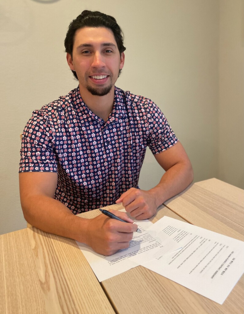 ▲ 로버트 더거가 SSG와의 계약에 서명하고 있다. ⓒSSG 랜더스