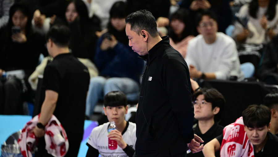 ▲ 최태웅 현대캐피탈 감독이 고개를 떨구고 있다. ⓒKOVO