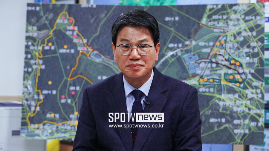 ▲ 김돈곤 청양군수는 "파크골프장을 완공하면 해마다 40만 명 안팎이 청양을 찾을 것으로 보고 있다"면서 "이를 통한 경제 효과도 300억 원 이상은 가볍게 넘지 않을까 생각하고 있다"고 밝혔다.