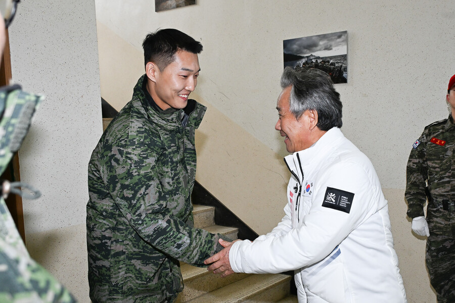 ▲ 이번 캠프에 참여한 육상 높이뛰기 국가대표 우상혁(왼쪽)이 해병대 군복을 입고 이기흥 대한체육회장과 악수하고 있다. ⓒ 대한체육회